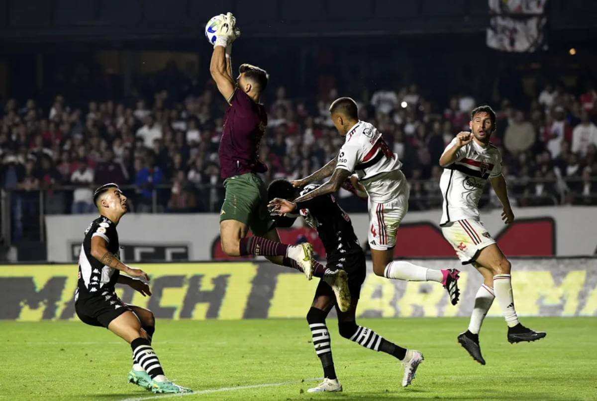 Léo Jardim na defesa do Vasco contra o São Paulo