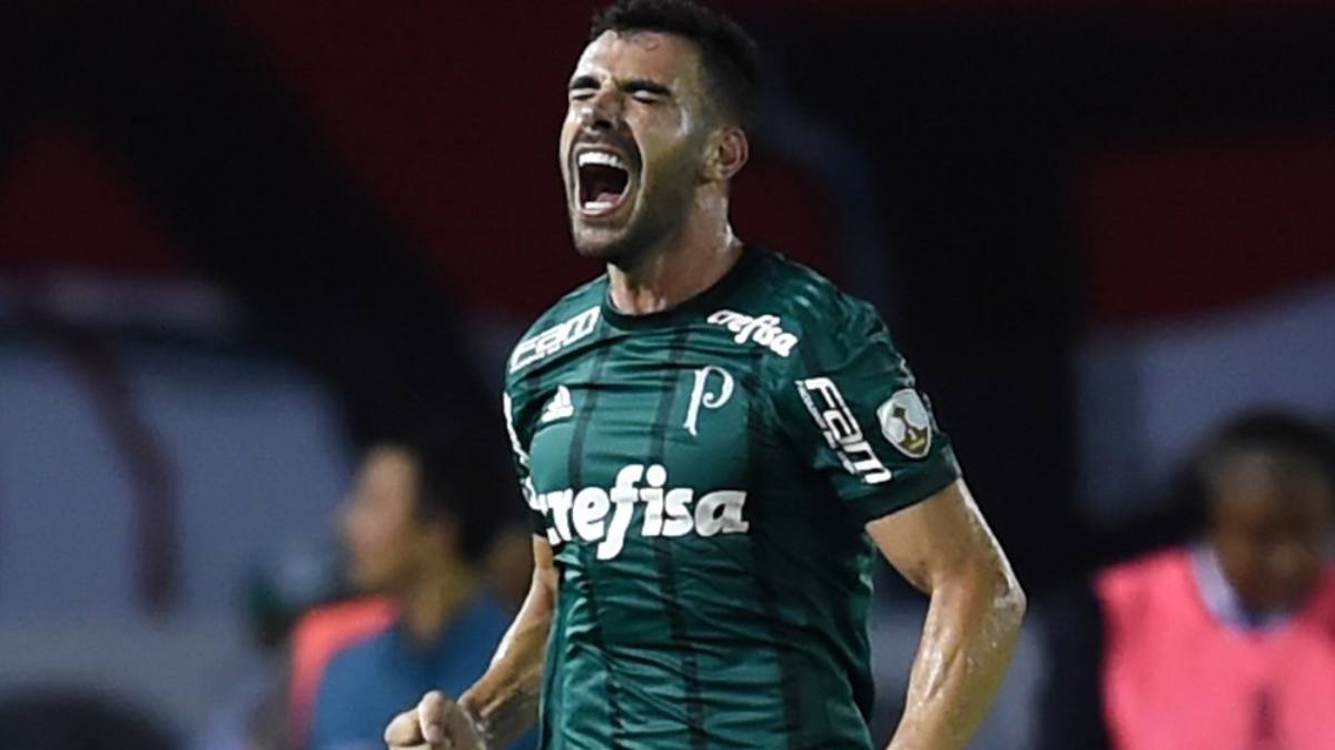 Bruno Henrique celebra gol pelo Palmeiras