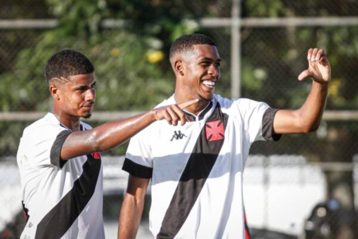 Rayan comemorando gol contra o Flamengo