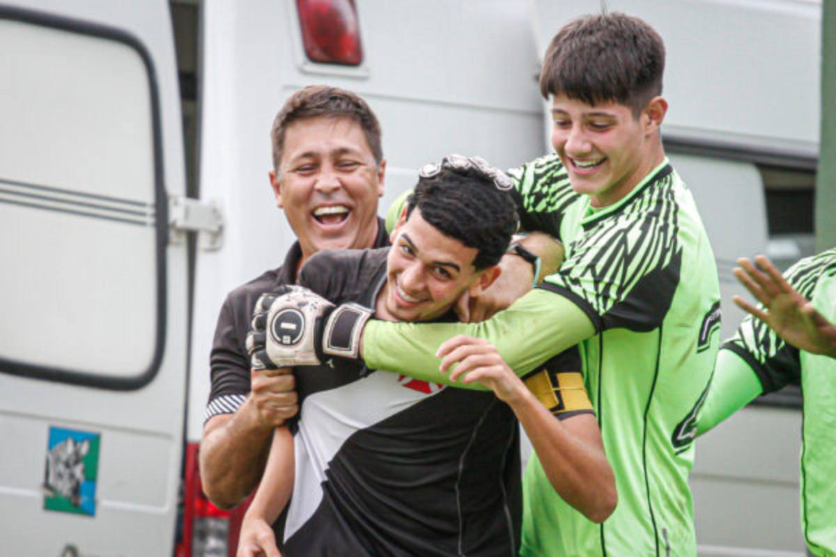 Renan Sousa celebra gol pelo Sub-15 do Vasco