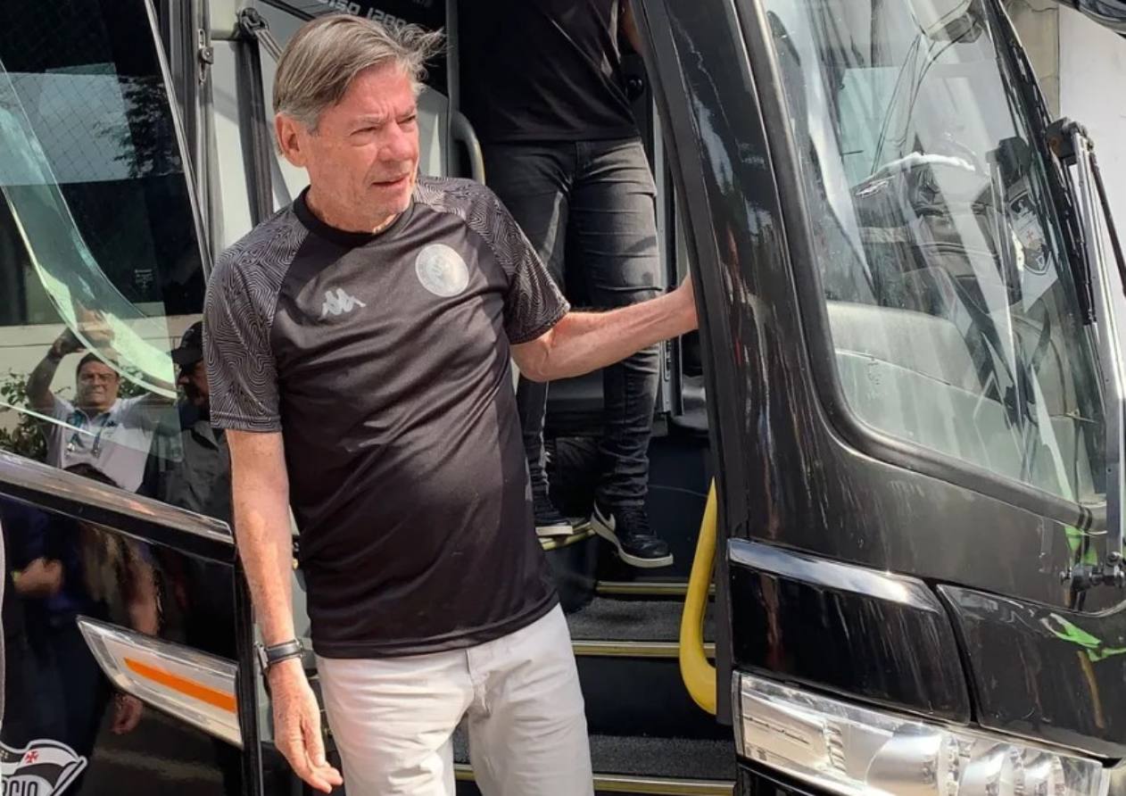 Jorge Salgado desce de ônibus do Vasco