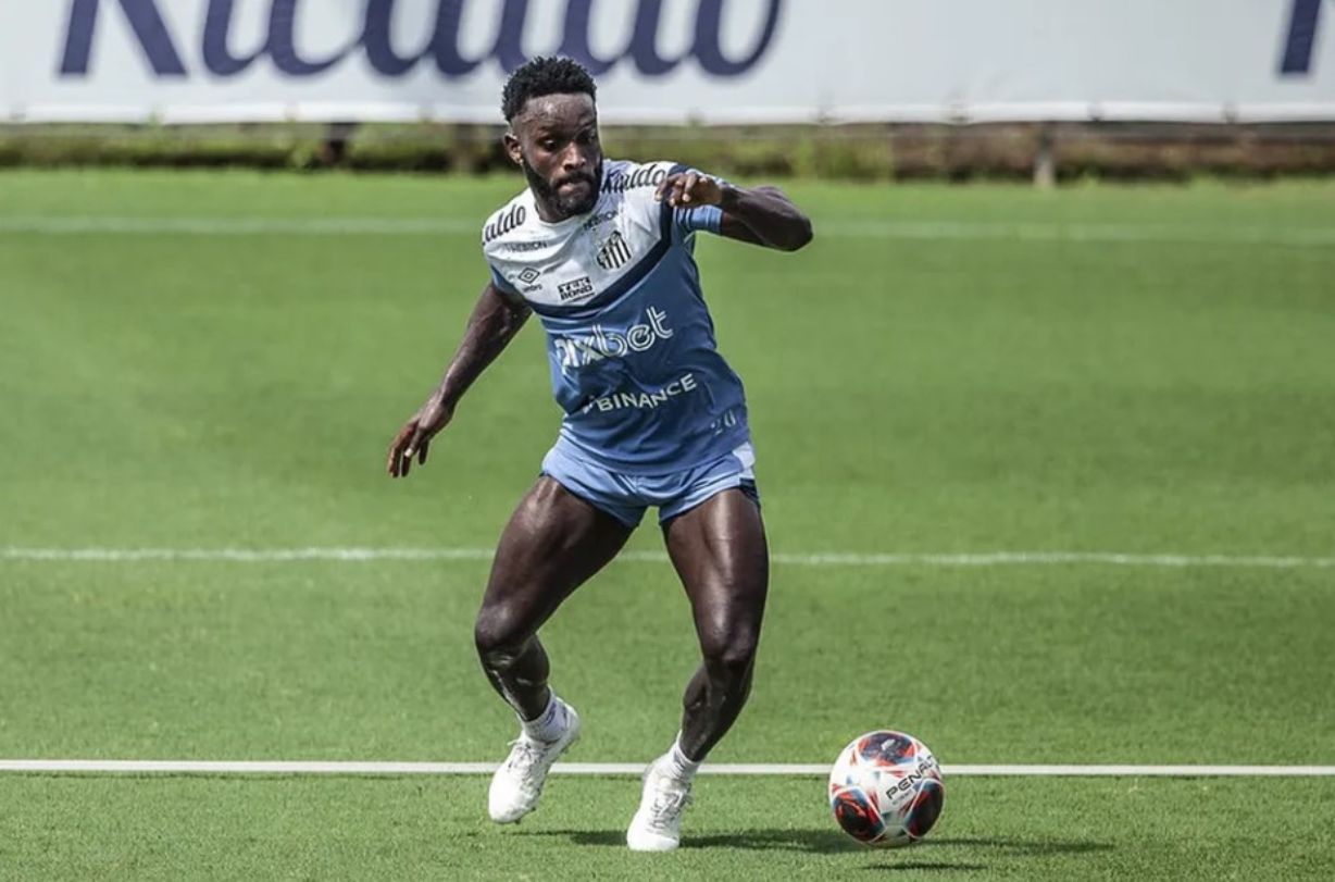 Stiven Mendoza em treino do Santos