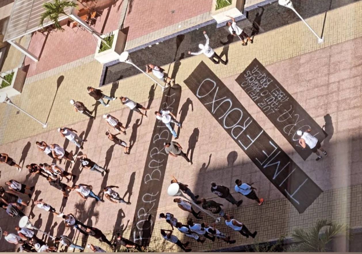 Torcida protesta contra o momento negativo do Vasco