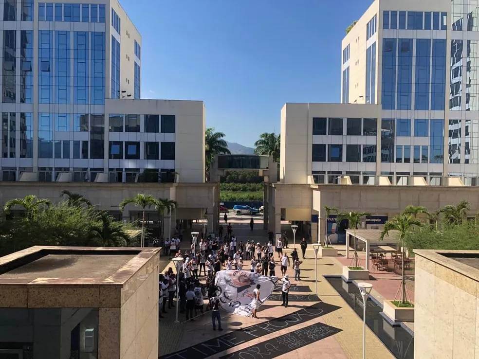 Vascaínos durante protesto em frente ao escritório da 777 Partners