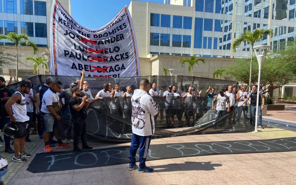 Torcedores do Vasco protestam em frente a escritório da 777