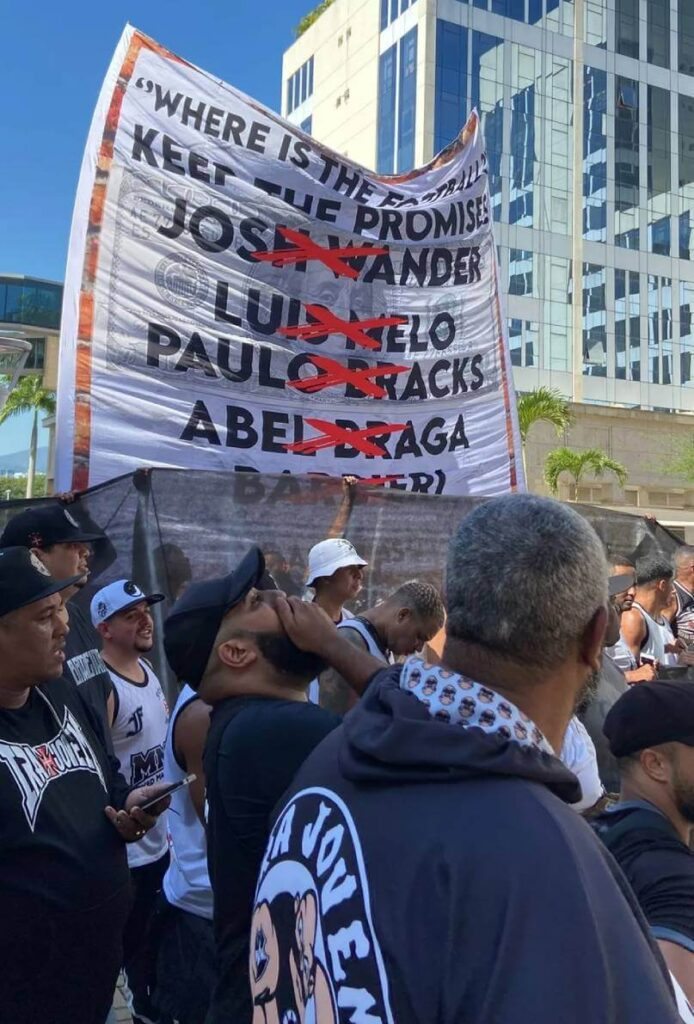 Vascaínos protestam em frente ao prédio da 7777 Partners 