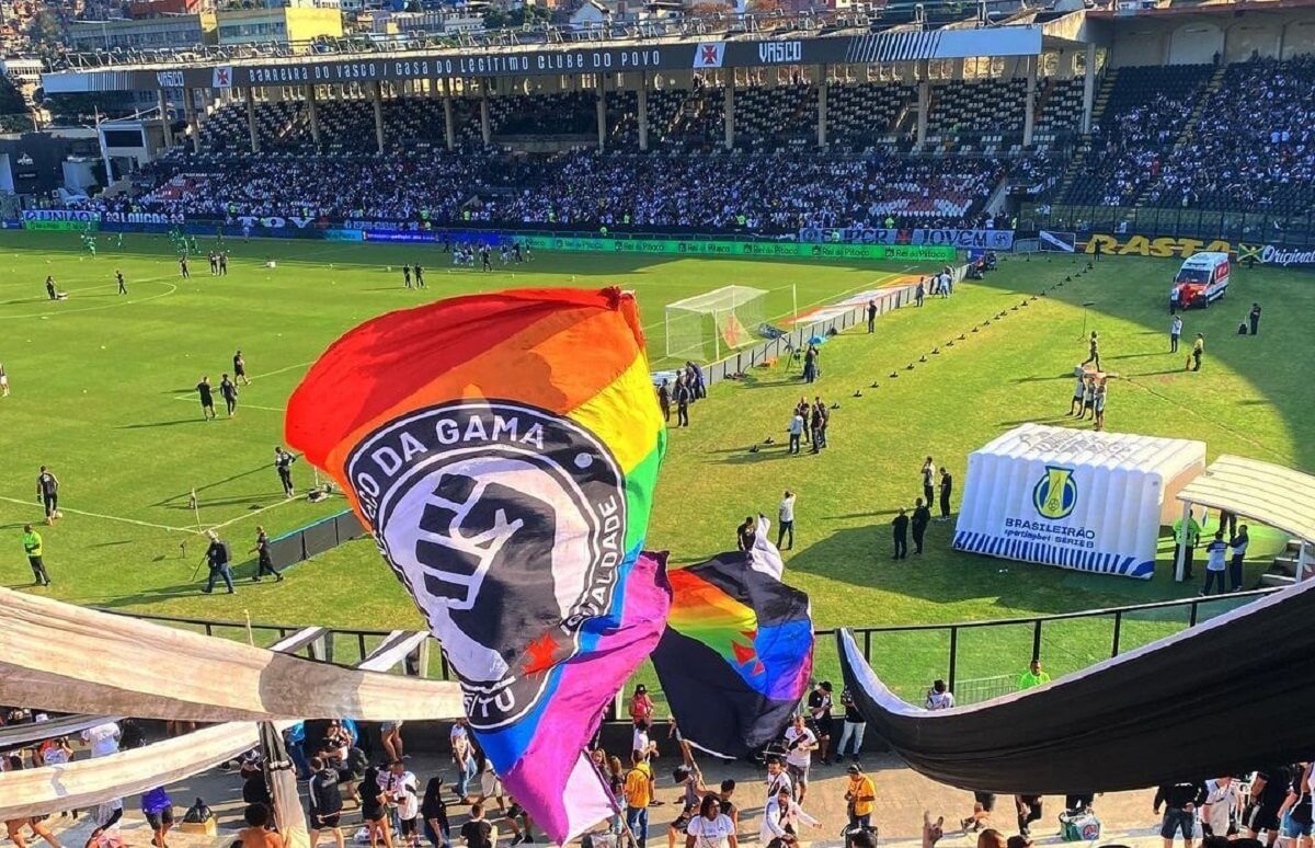 Bandeira vascaína em prol da causa LGBTQIA+ em São Januário