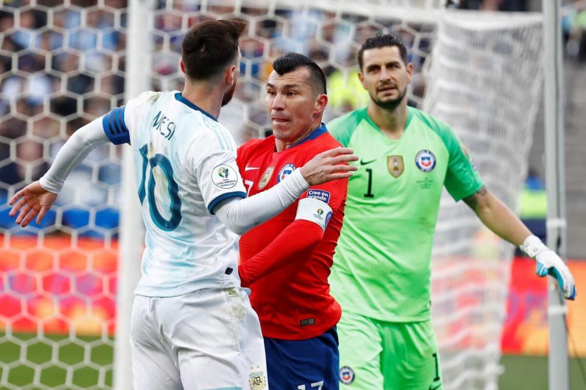 Medel e Messi se estranharam em 2019