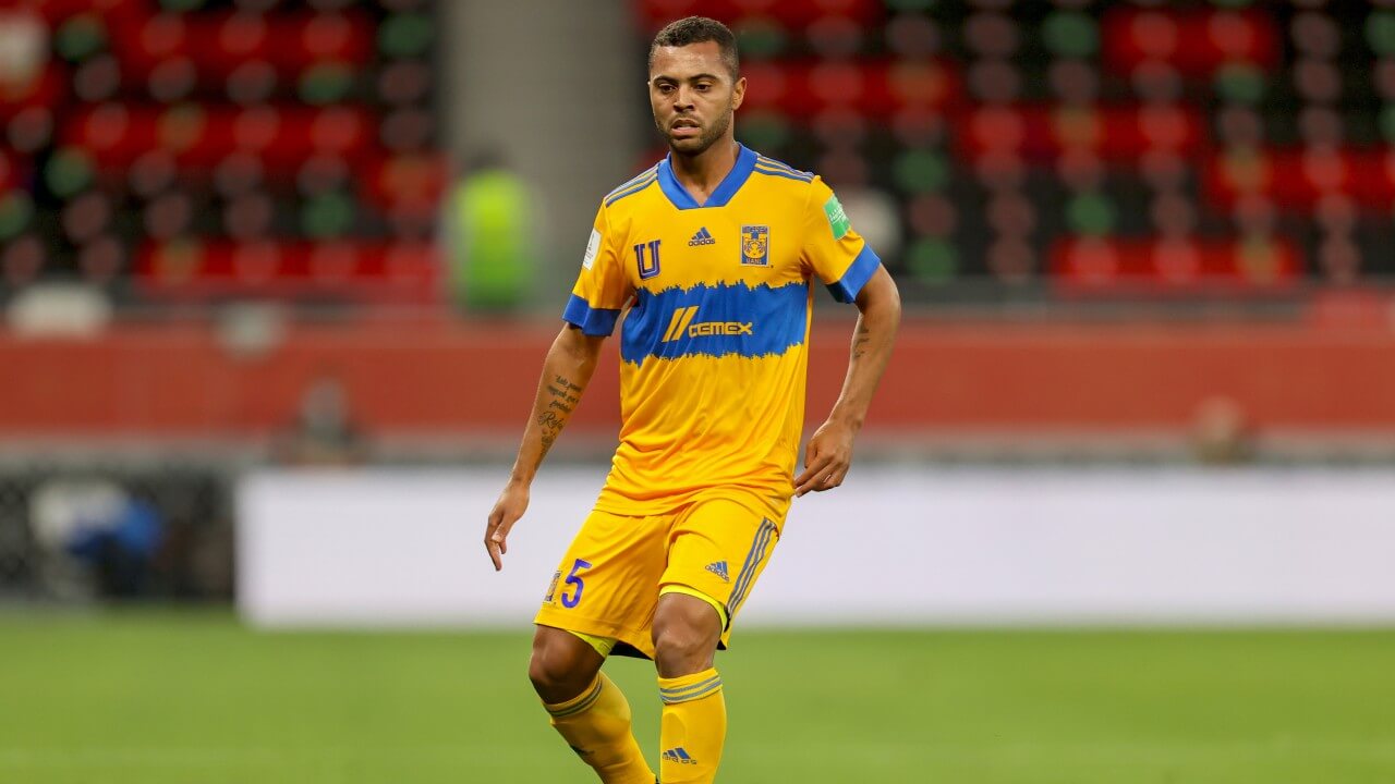 Rafael Carioca, no meio-campo do Tigres