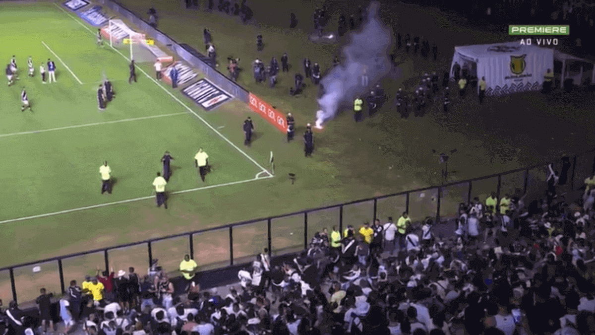 Torcedores do Vasco protestam após a derrota para o Goiás em São Januário