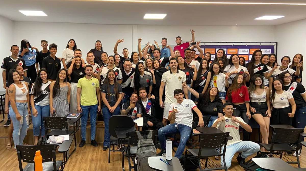 Alunos com a camisa do Vasco para receber o ponto extra