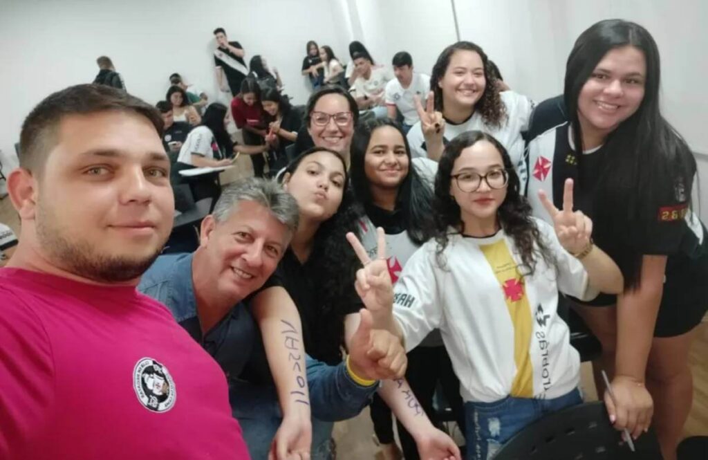 Alunos fazem prova com a camisa do Vasco 