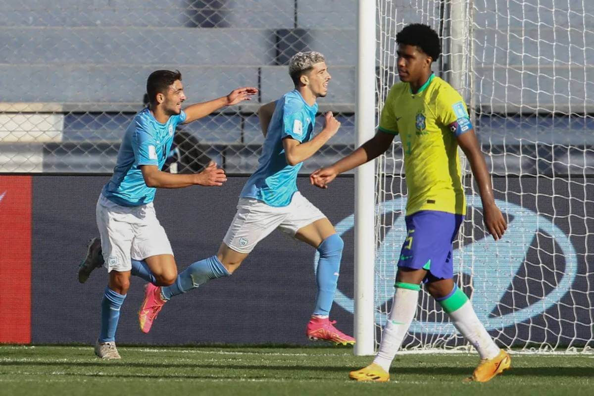 Andrey Santos durante jogo contra o Israel