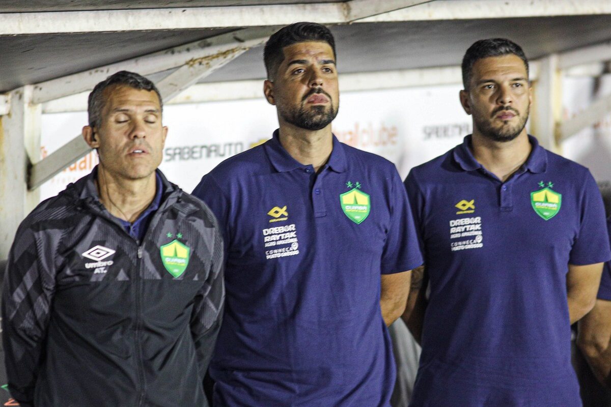 António Oliveira (ao centro) em Vasco x Cuiabá