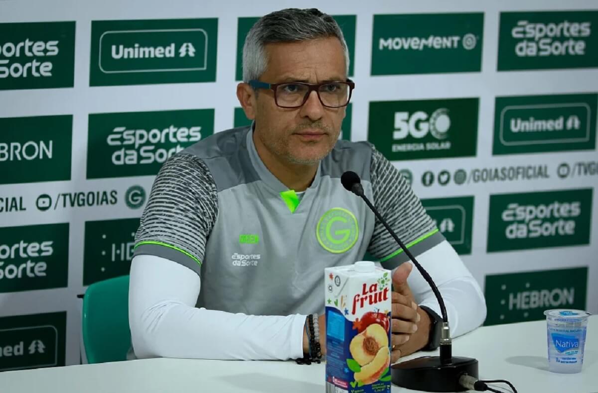 Armando Evangelista em coletiva no Goiás