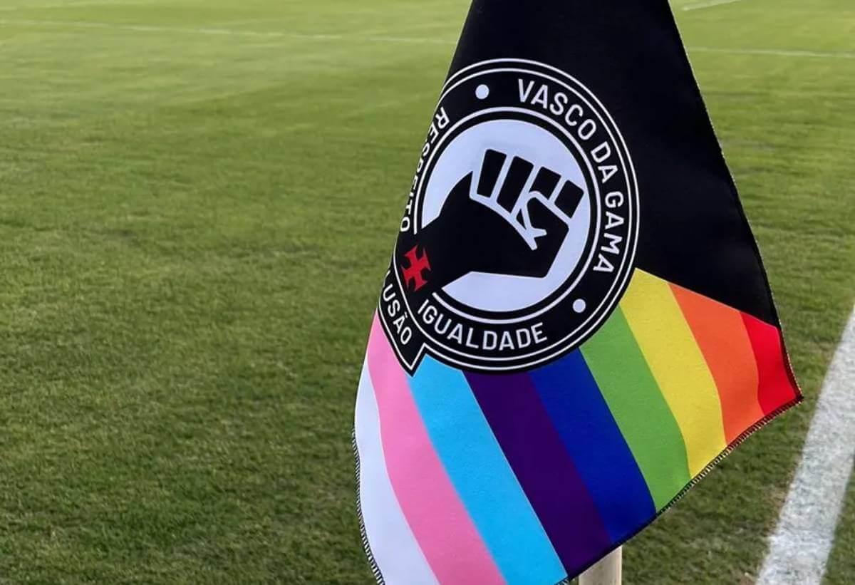 Bandeirinhas nas cores do movimento LGBTQIA+