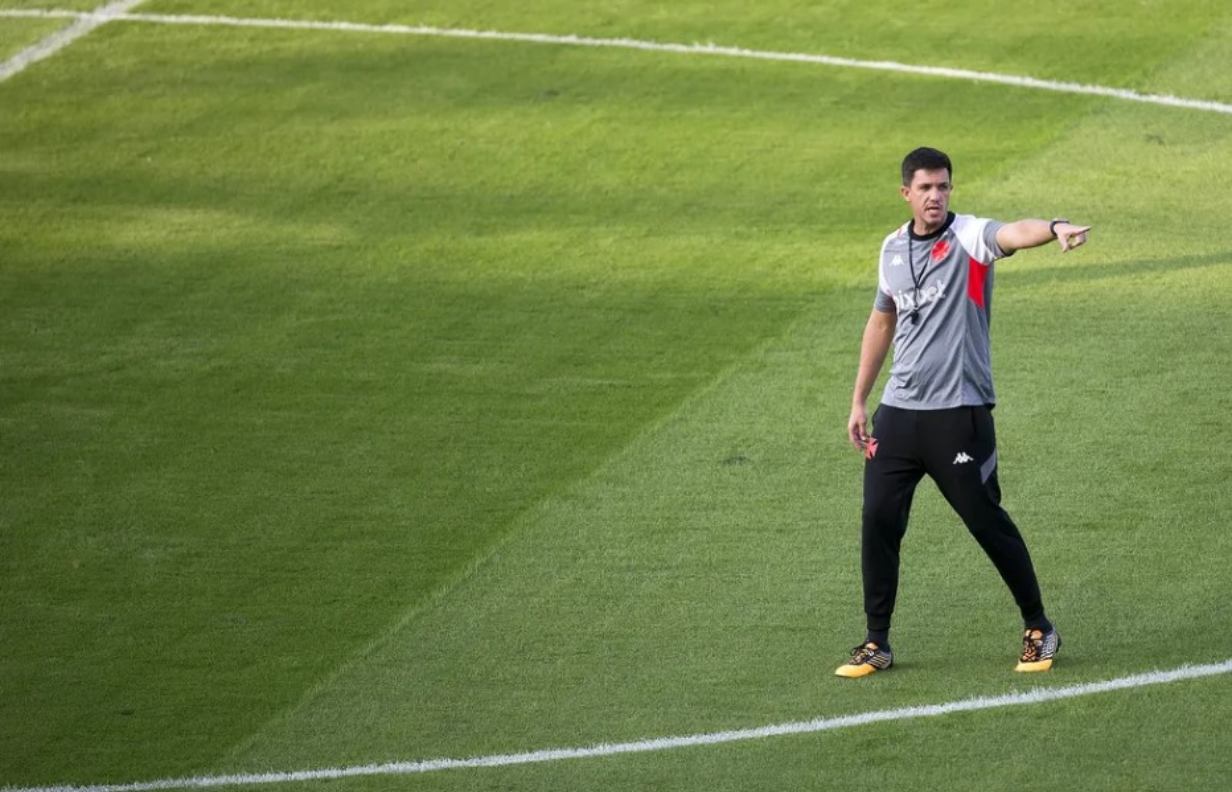 Pressionado, Maurício Barbieri comanda treino do Vasco