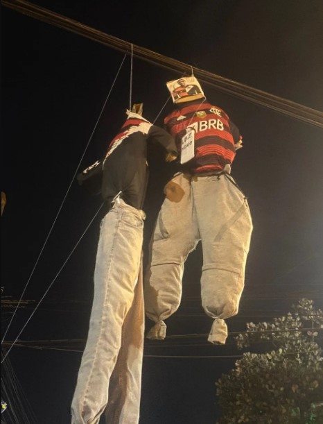 Boneco de Luiz Mello enforcado