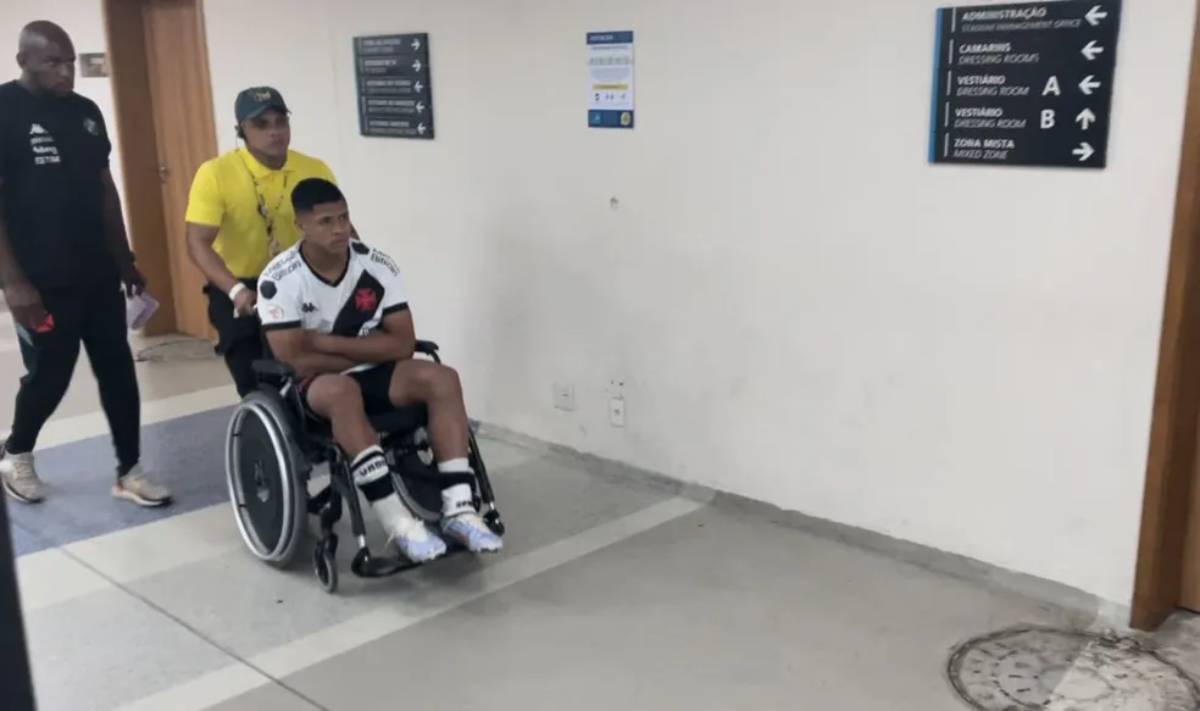 Cauan Barros sai de cadeira de rodas do Maracanã