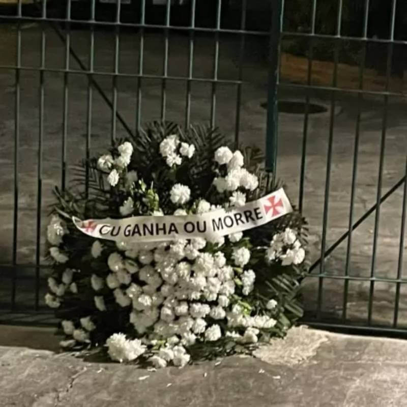 Coroa de flores foi deixada na porta da casa de Salgado