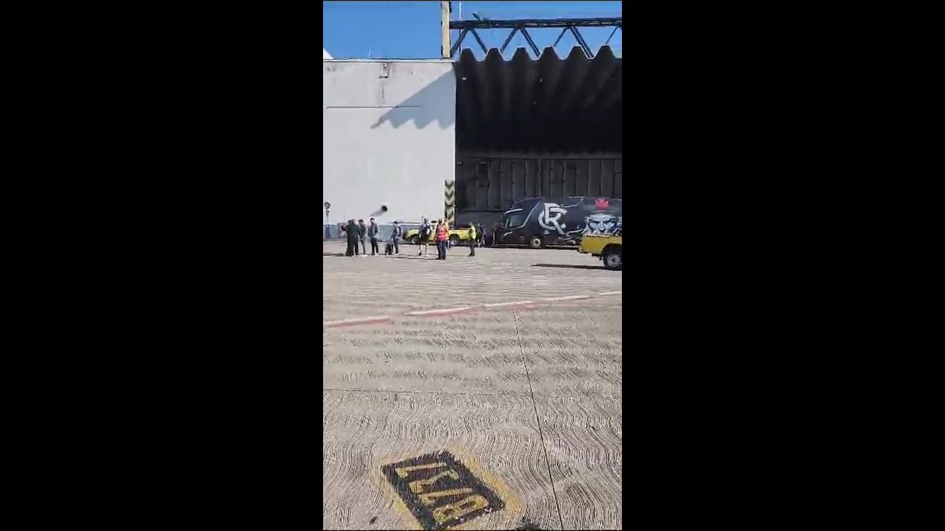 Torcedor filma desembarque do Vasco no Rio de Janeiro