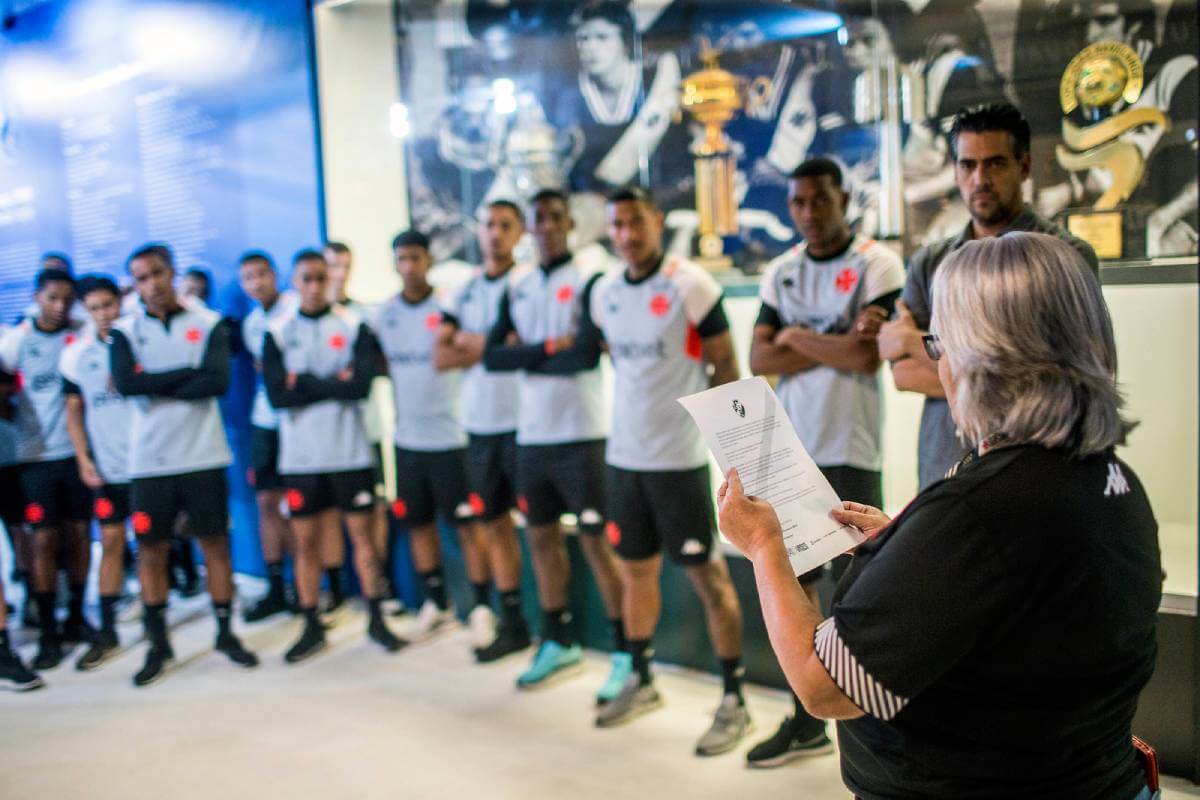 Elenco do Vasco visita o Espaço Experiência em São Januário