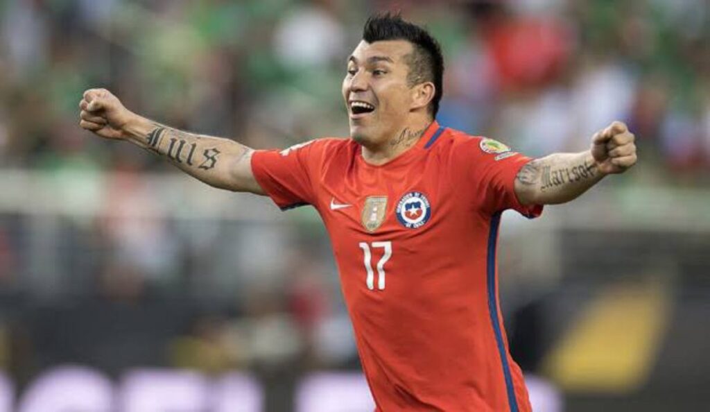 Gary Medel celebra gol pela Seleção do Chile