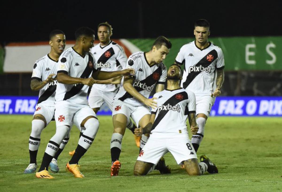 Jogadores do Vasco comemorando gol contra o Cuiabá