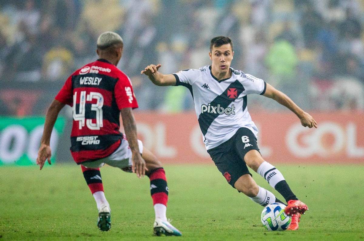 Lucas Piton durante jogo contra o Flamengo