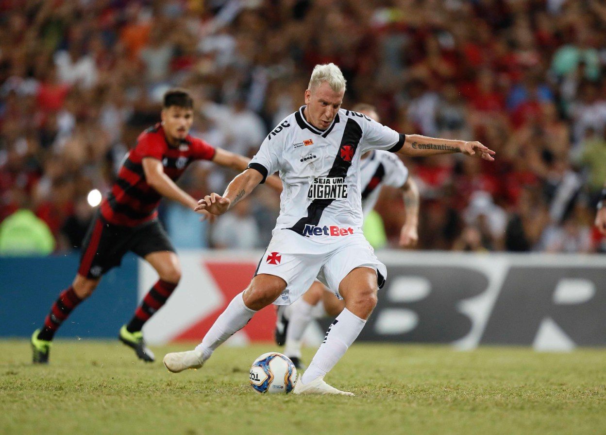 Maxi López marcou contra o Flamengo em 2019
