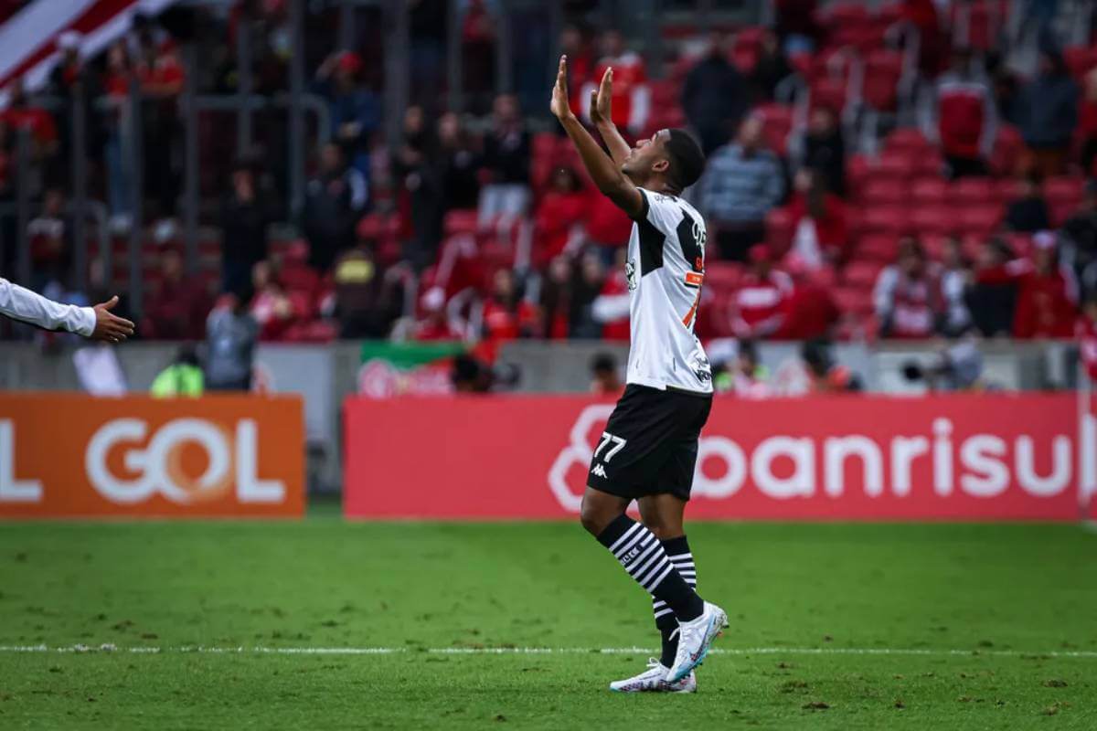 Rayan comemorando gol contra o Internacional