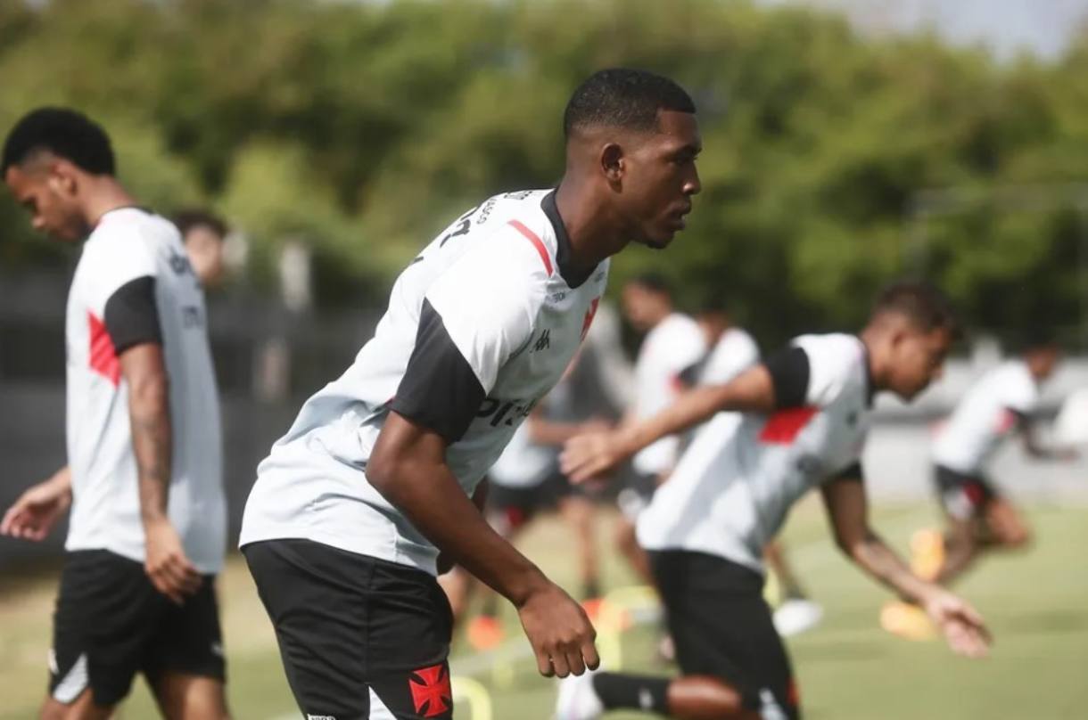 Rayan em treino do profissional do Vasco