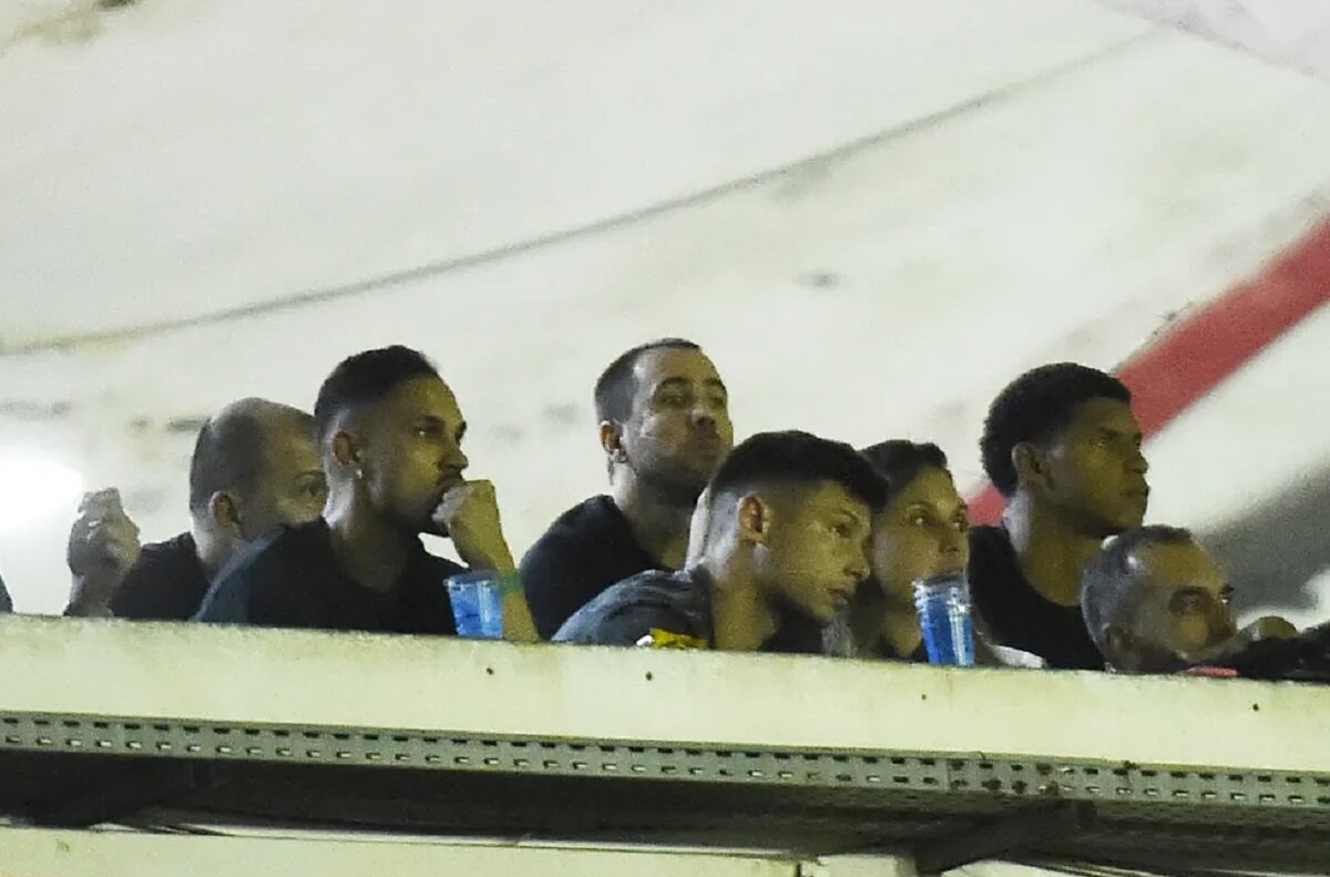 Serginho, Capasso, Halls e outros assistindo a Vasco x Cuiabá no Luso-Brasileiro