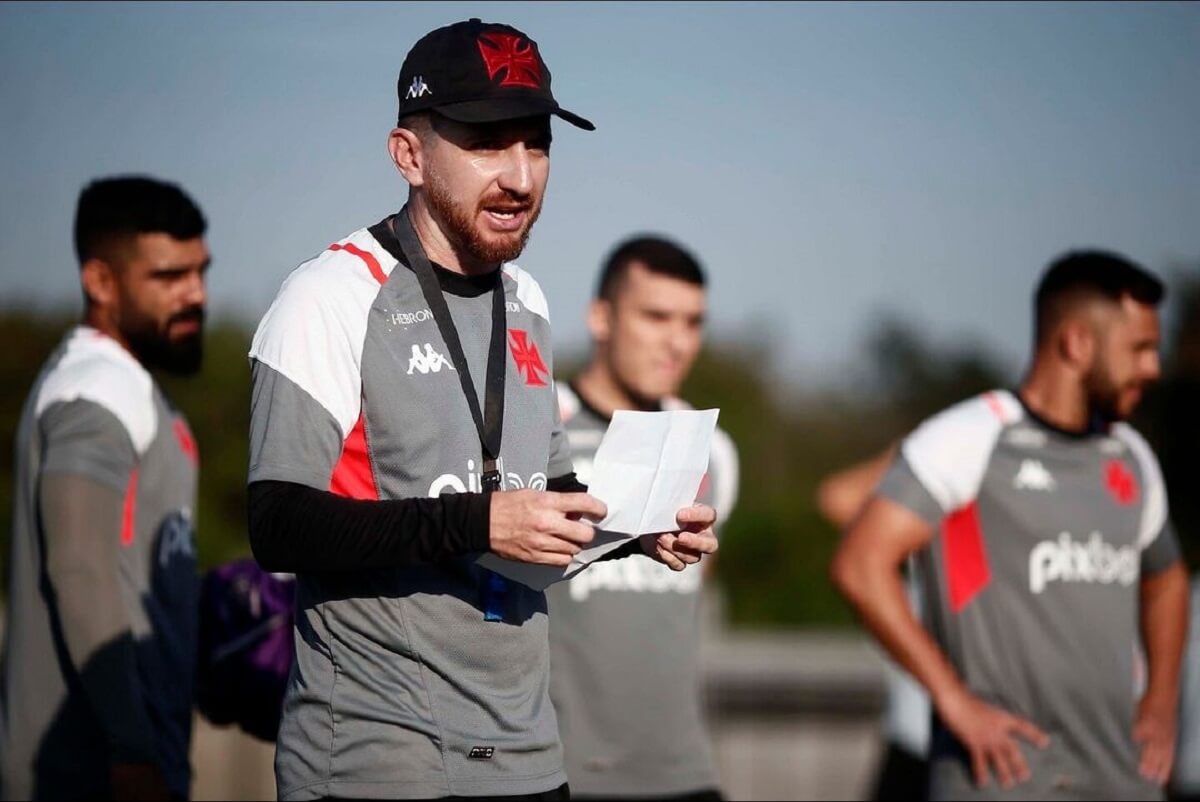 William Batista comandando treino no Vasco