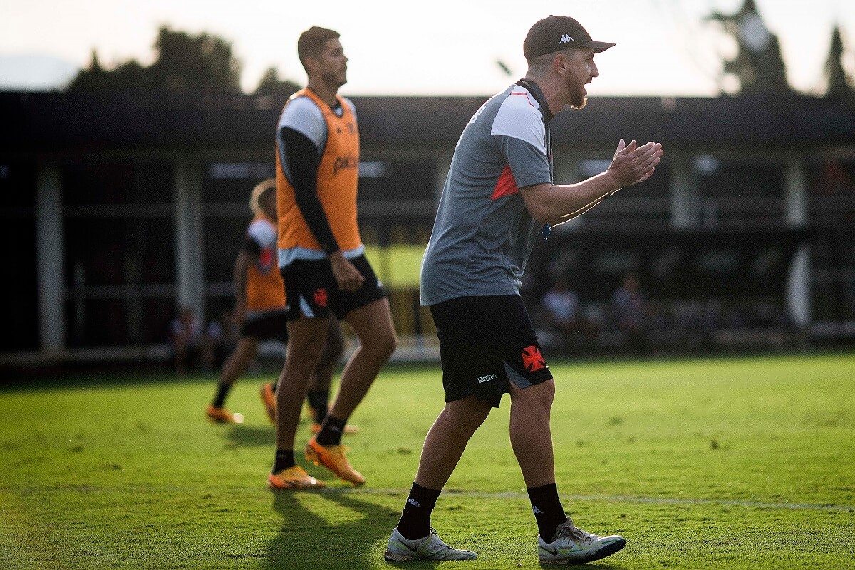 William Batista comandando treino no Vasco