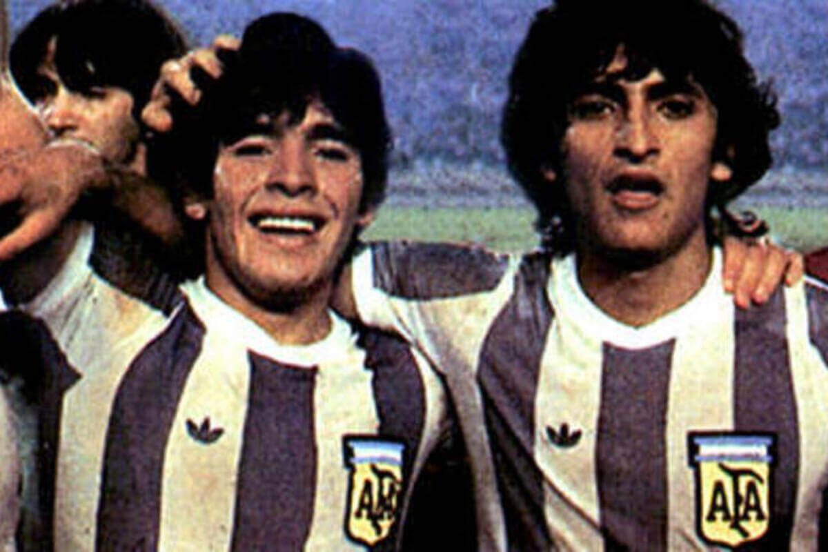 Diego Maradona e Ramón Díaz se abraçam no Mundial Juvenil de 1979