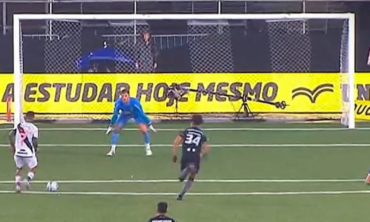 Gol perdido por Alex Teixeira em Botafogo x Vasco