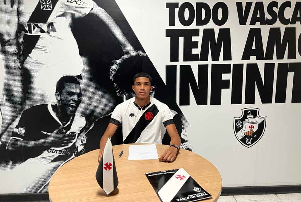Bruno assinando contrato com o Vasco