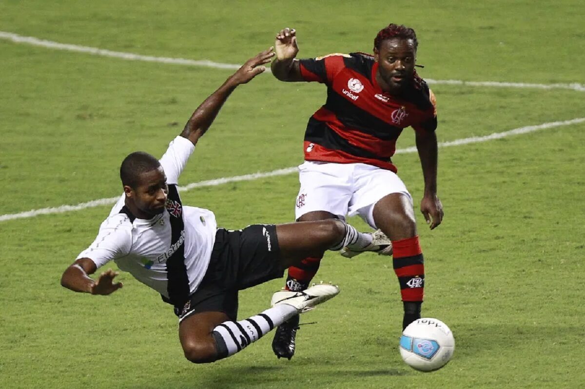 Dedé marcando Vagner Love em Vasco x Flamengo em 2012