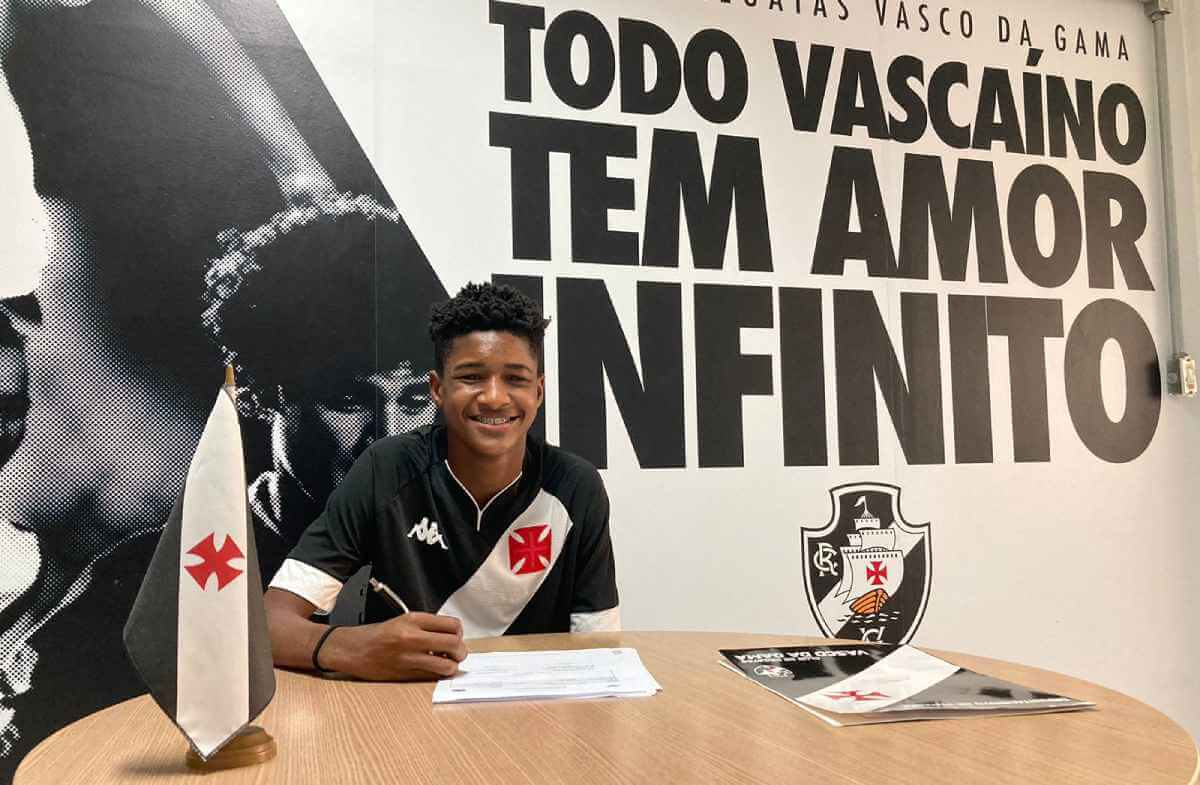 Felipe assinando contrato com o Vasco