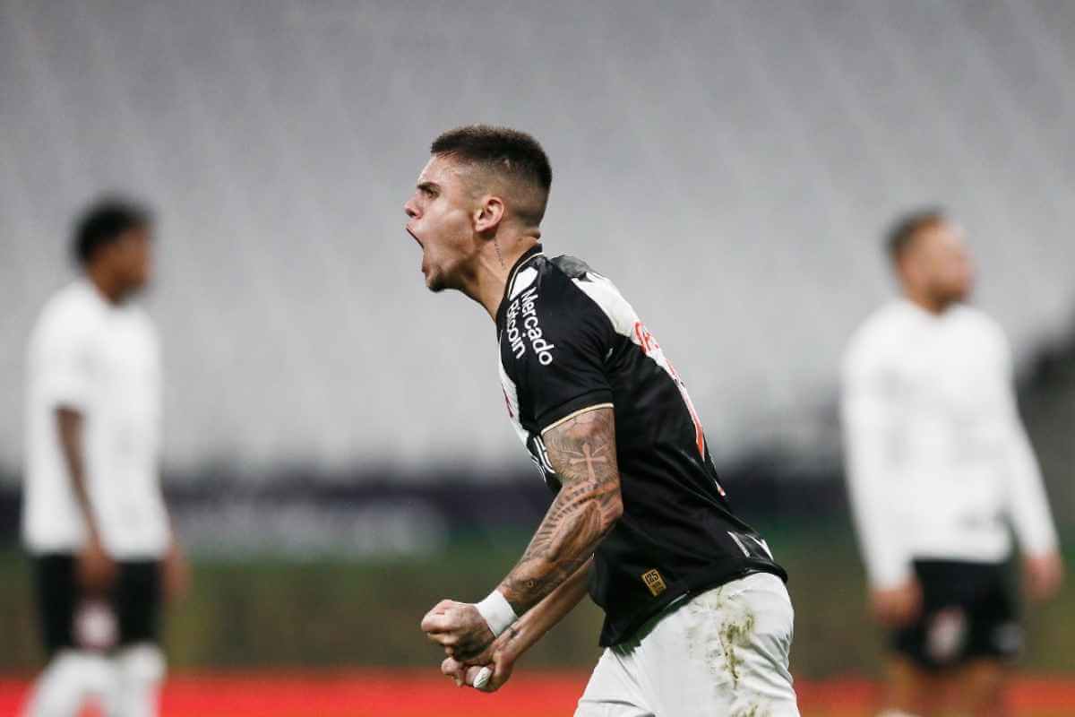 Gabriel Pec em jogo contra o Corinthians