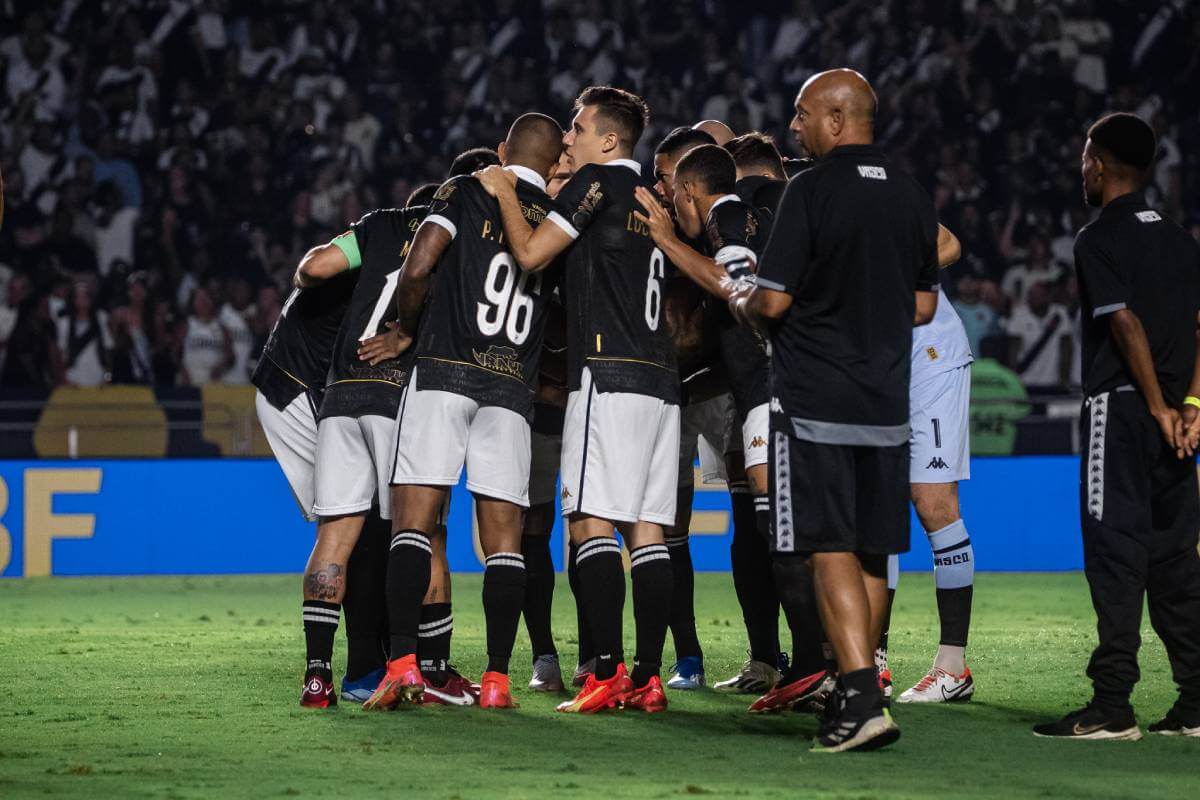 Jogadores do Vasco comemorando gol contra o Botafogo