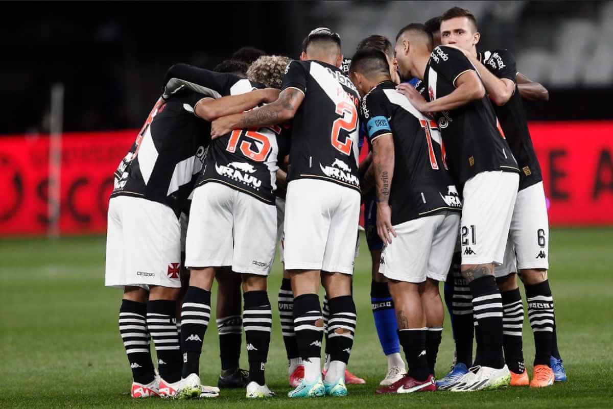 Jogadores do Vasco em jogo contra o Corinthians