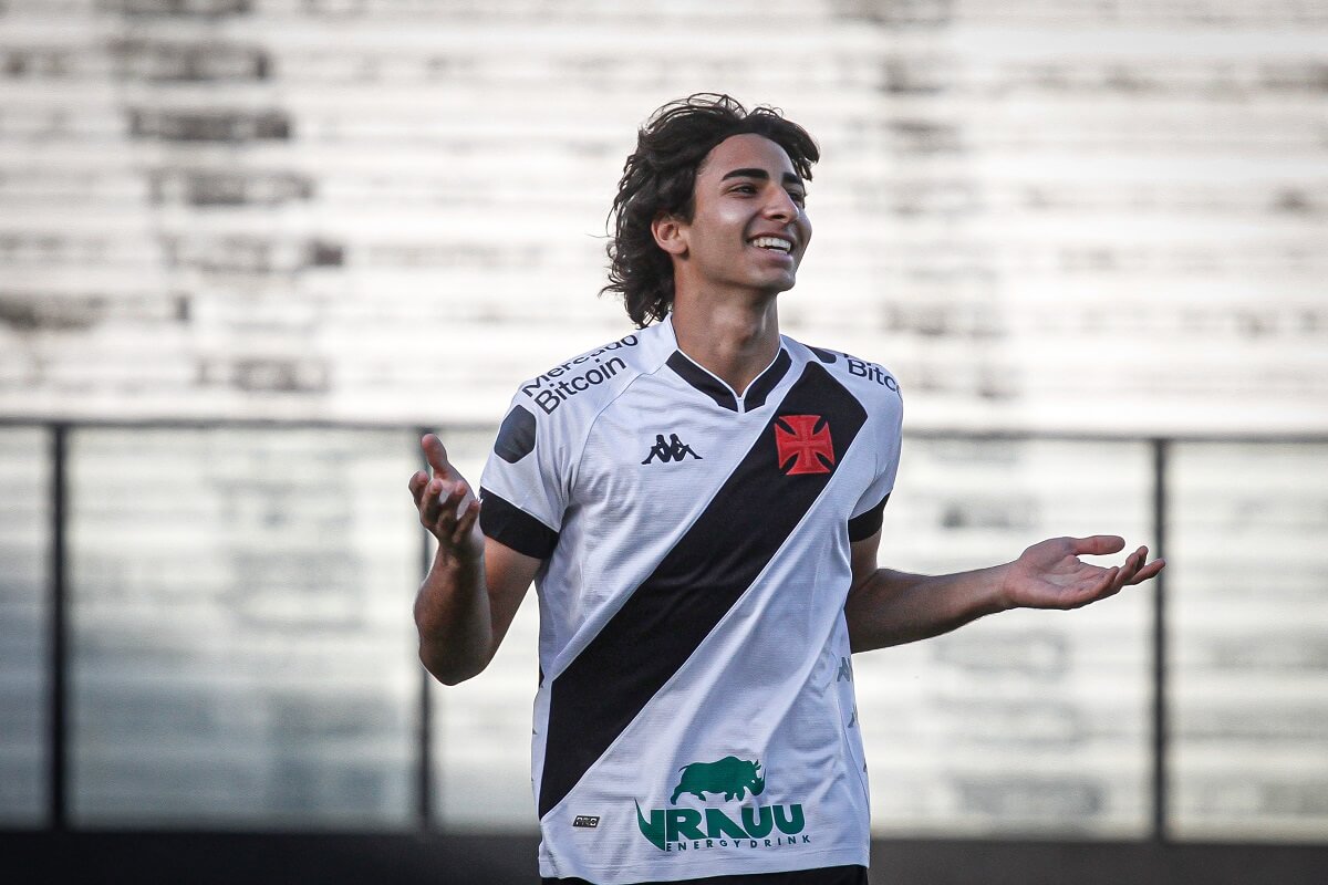 JP comemorando gol pelo Sub-20 do Vasco