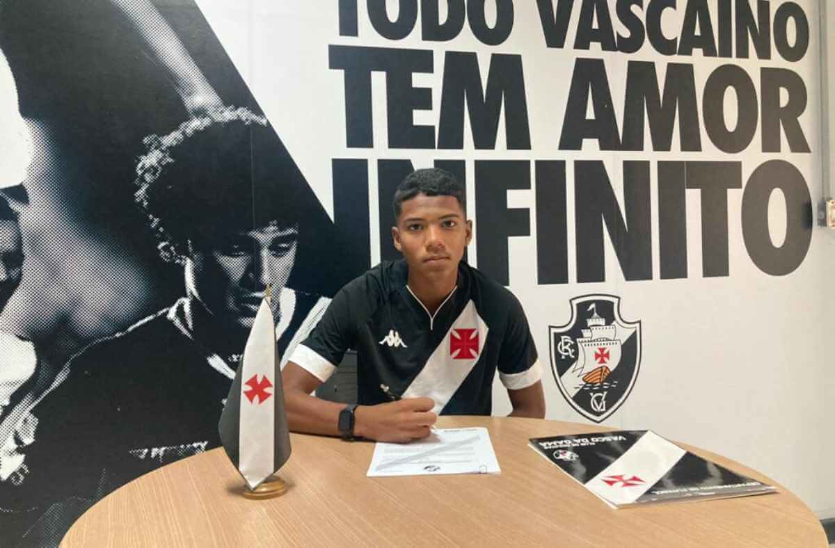 Kaique assina contrato de formação com o Vasco