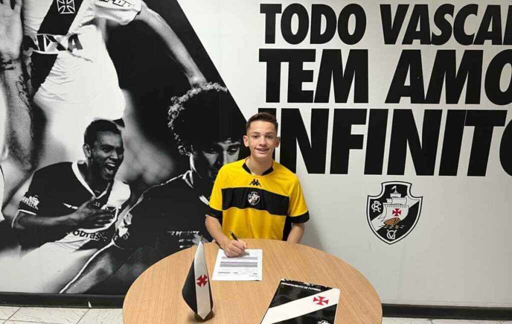 Kauã Hermano assina contrato de formação com o Vasco