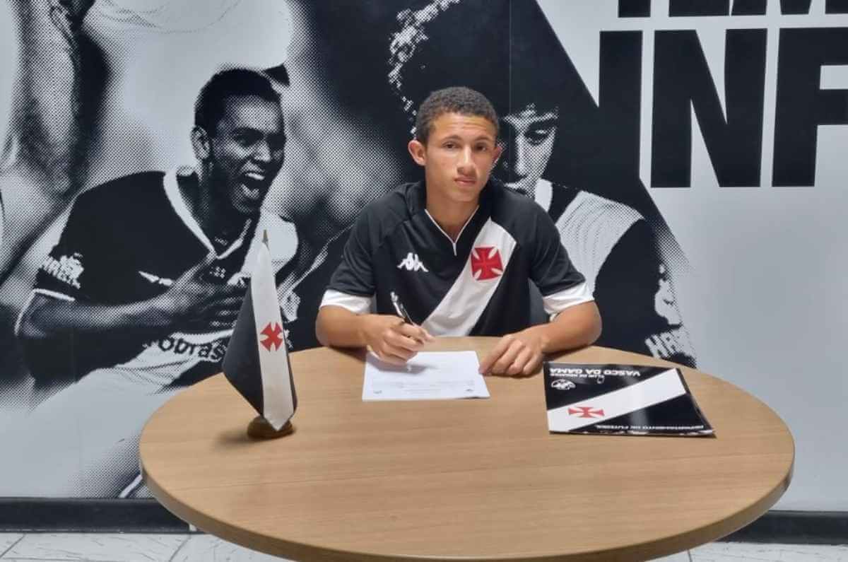 Kauã Vitor assinando contrato com o Vasco