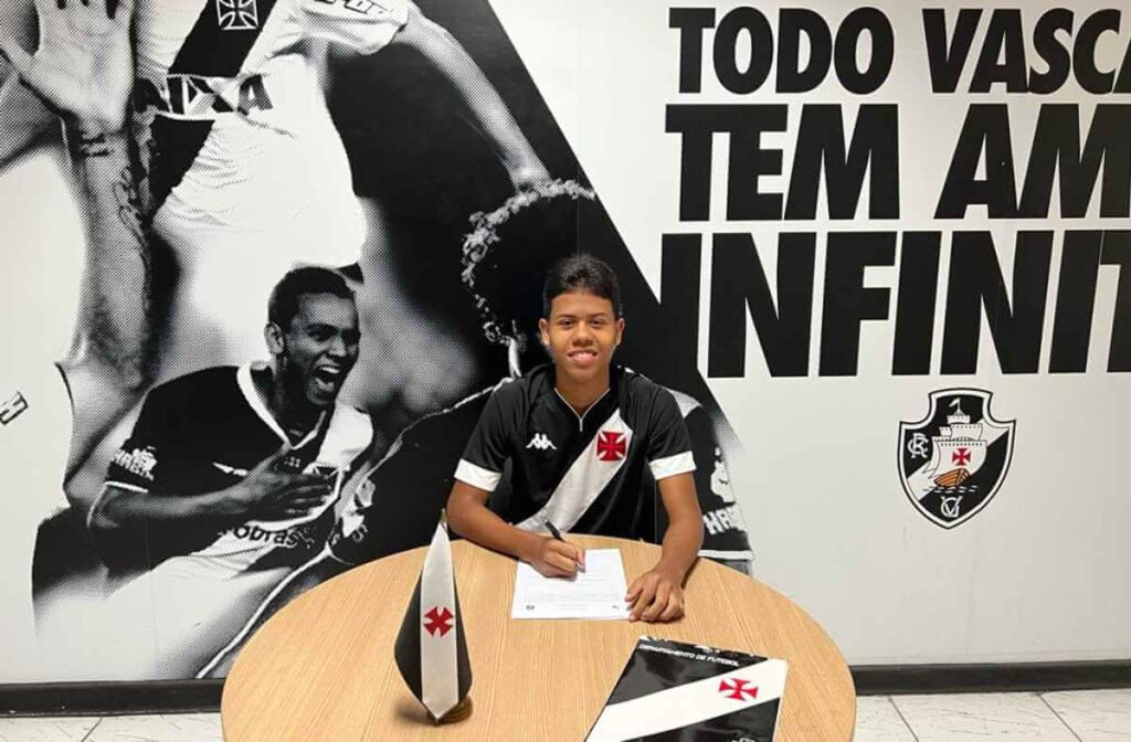Lorenzo Gomes assina contrato de formação com o Vasco