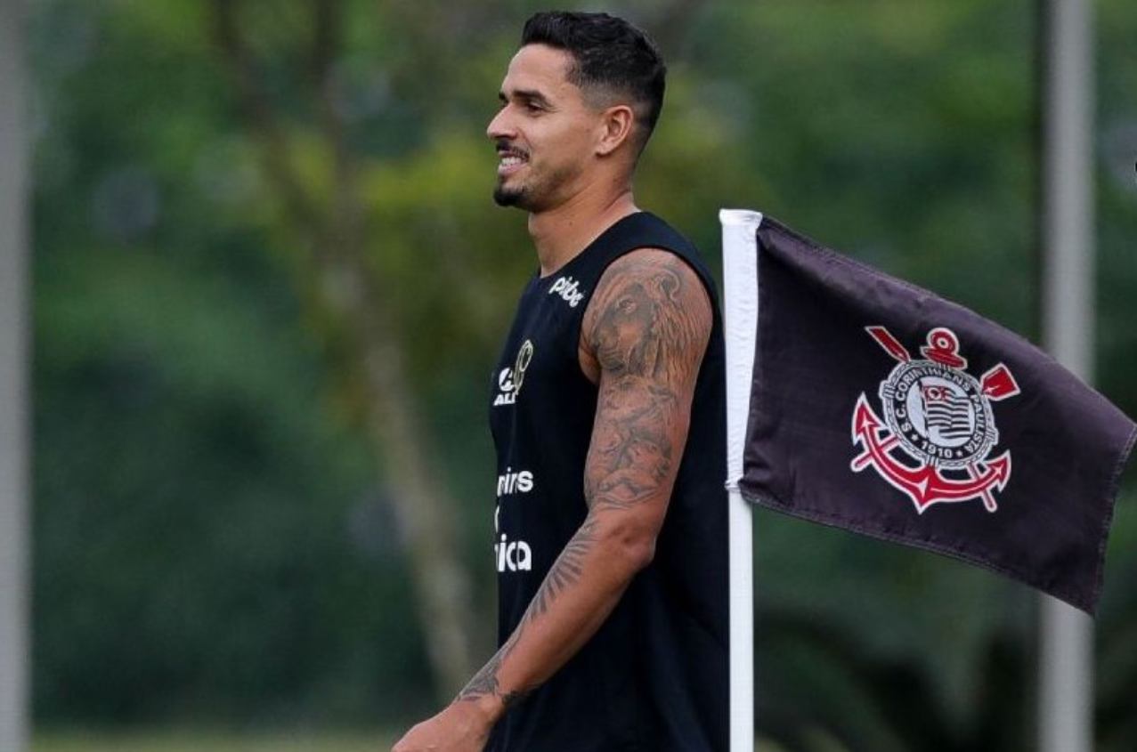 Lucas Veríssimo em treino do Corinthians