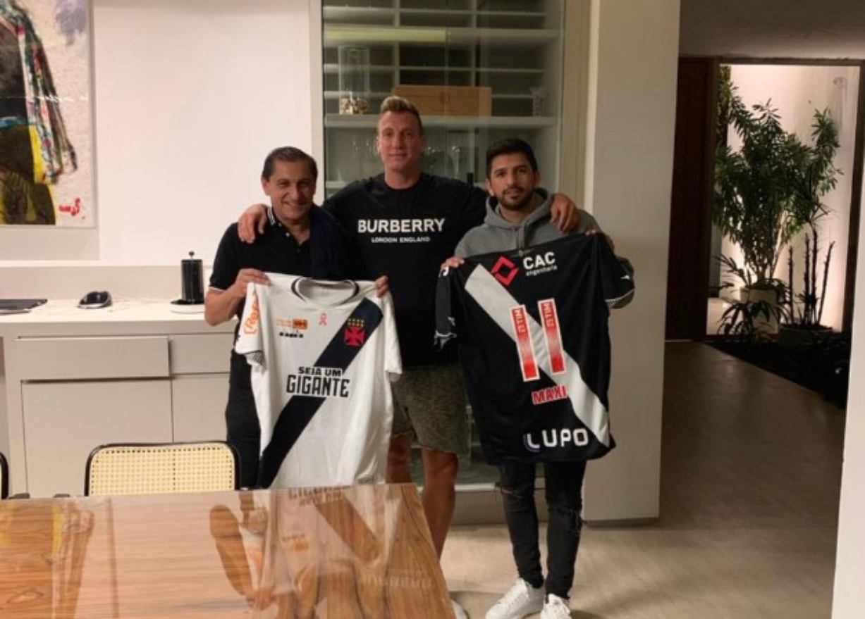 Maxi López, Ramón Díaz e Emiliano Díaz com camisas do Vasco